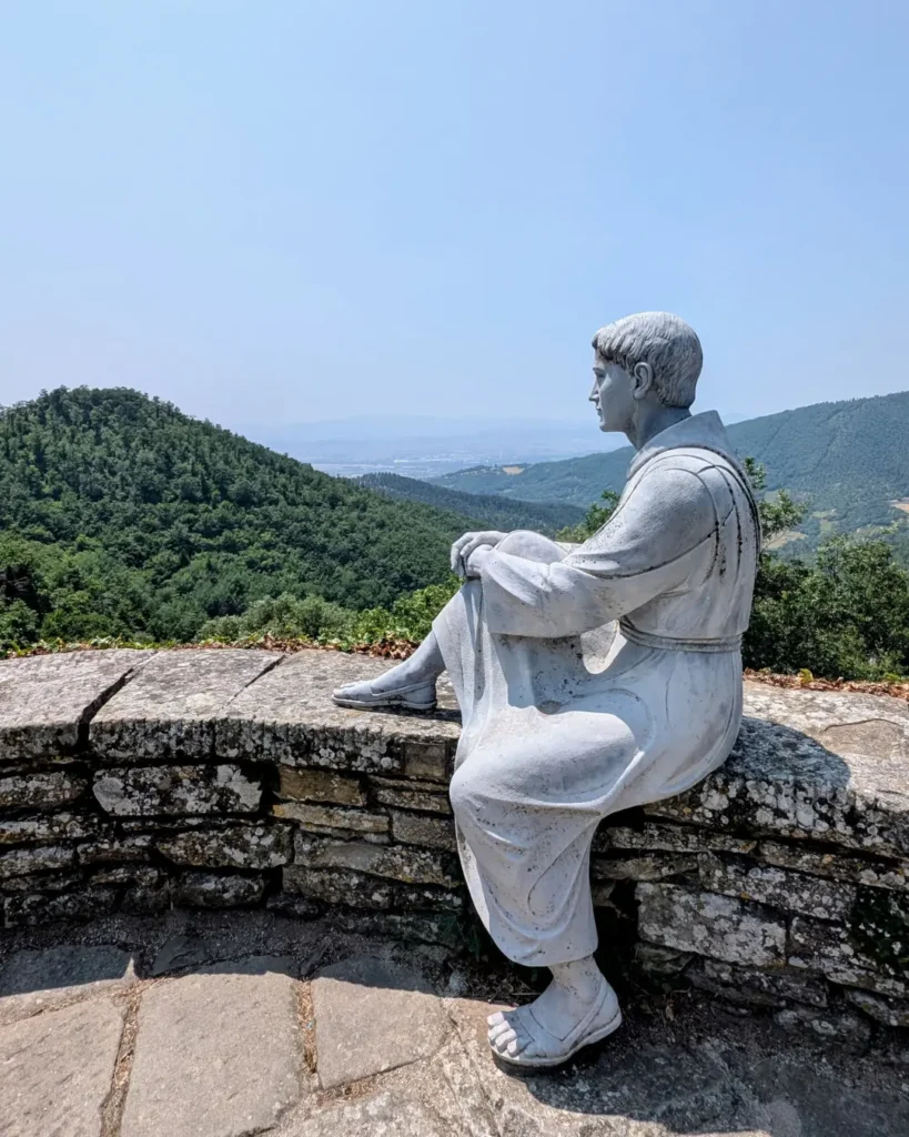 Eremo di Montecasale - cortile interno San Francesco che guarda la Val Tiberina